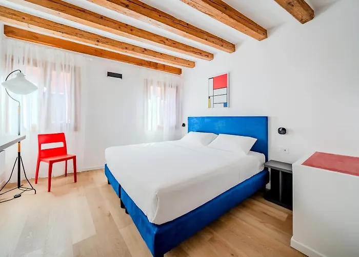 Mondrian E Monet 100m Dalla Biennale 公寓