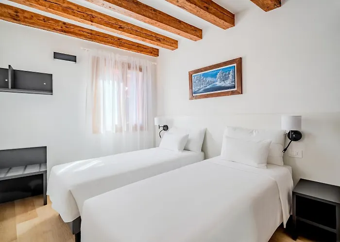 Mondrian E Monet 100m Dalla Biennale Venezia