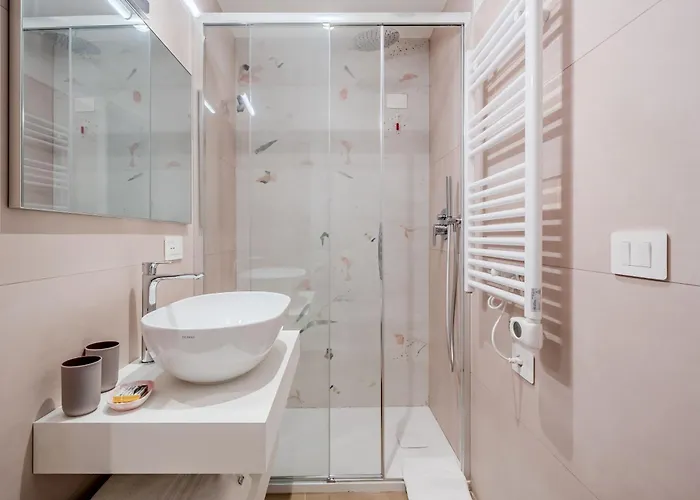 Mondrian E Monet 100m Dalla Biennale Venezia