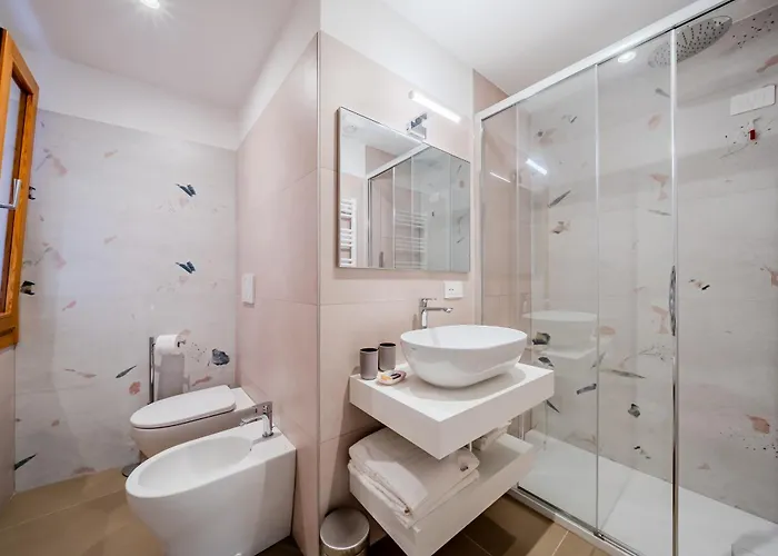 Mondrian E Monet 100m Dalla Biennale Venezia