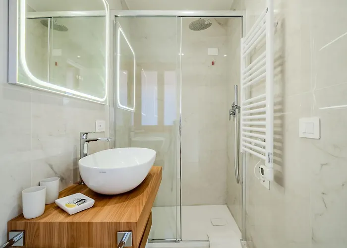 Mondrian E Monet 100m Dalla Biennale * Venezia