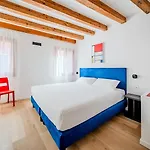 Mondrian E Monet 100m Dalla Biennale * Βενετία