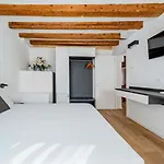 Mondrian E Monet 100m Dalla Biennale Διαμέρισμα