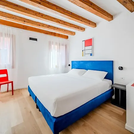 Mondrian E Monet 100m Dalla Biennale * Venise
