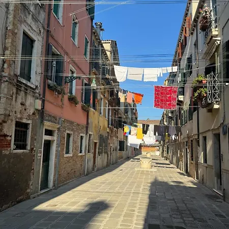 Mondrian E Monet 100m Dalla Biennale Venice